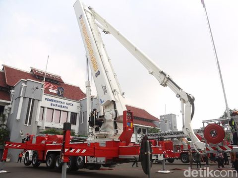 Melihat Kecanggihan Mobil Damkar Bronto Skylift Milik Surabaya