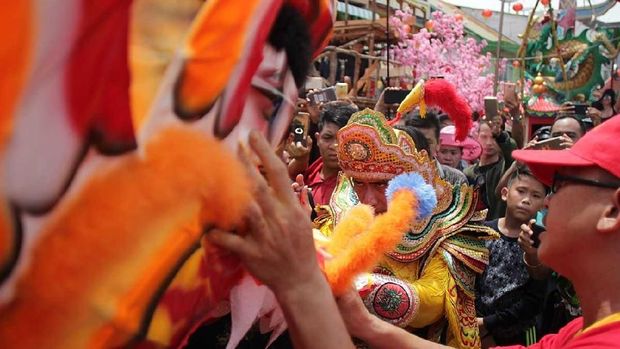 Sang tatung mulai 'membuka' mata naga (Randy/detikTravel)