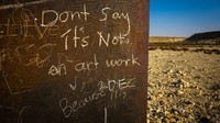 Pelat baja ini mulai berkarat dan tak lepas dari sasaran vandalisme (Barry Neild/CNN)
