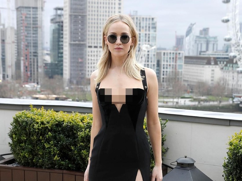 Jennifer Lawrence Kepergok Ciuman dengan Pemilik Galeri Seni Jennifer Lawrence Kepergok Ciuman dengan Pemilik Galeri Seni