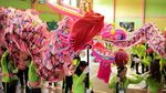 Foto: Wanita Pembawa Naga di Cap Go Meh Singkawang