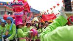 Foto: Wanita Pembawa Naga di Cap Go Meh Singkawang