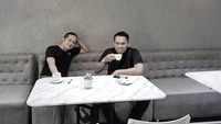 Ngopi santai ditemani rekannya. Pria yang dikenal murah senyum ini terlihat sangat menikmati momen. Foto: Instagram
