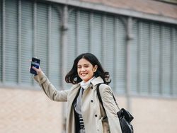 Kala Dian Sastro Berkencan dengan Galaxy S9+