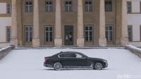 Sedan mewah BMW Seri 7 muncul pada momen-momen utama dalam alur cerita, termasuk salah satunya ketika Dominika diantar menuju Sparrow School yang merupakan sebuah sekolah mata-mata Rusia untuk pertama kalinya. Perjalanan lintas Rusia yang tertutup salju menggambarkan transisi dari masa lalu Dominika menuju masa depan yang misterius namun penuh tantangan. Foto: BMW