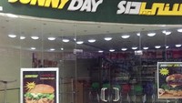 Warga Yemen bisa cicip sandwich tiruan Subway nih. Namanya Sunny Day dengan warna hijau tua dan kuning yang mirip banget sama Subway. Foto: Istimewa