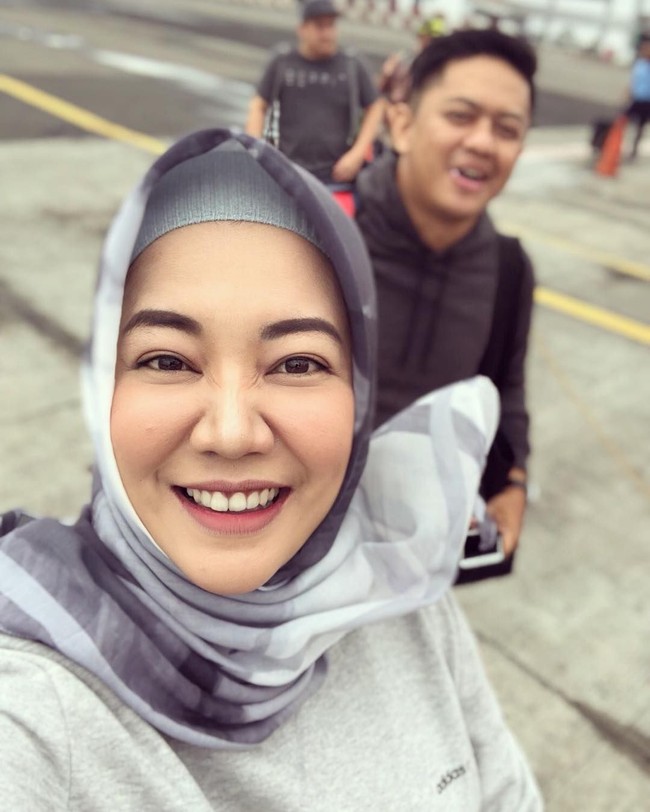Sesekali, ia tampil mengenakan hijab bermotif. Namun, lagi-lagi ia memilih warna netral cenderung gelap seperti hitam, abu, dan putih. Foto: Instagram Risa Sarasvati