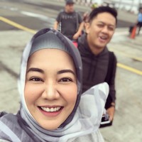 Sesekali, ia tampil mengenakan hijab bermotif. Namun, lagi-lagi ia memilih warna netral cenderung gelap seperti hitam, abu, dan putih. Foto: Instagram Risa Sarasvati