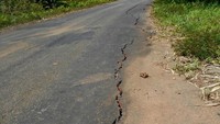 Kondisi jalan yang mengalami retak ada yang terdapat pada bagian sisi jalan maupun di median jalan. Pool/BBPJN X Papua dan Papua Barat.