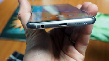 Lubang port jack audio dan speaker terletak di bagian bawah Zenfone 5. (foto: pocket-lint)