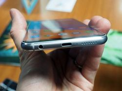 Ponsel Kloningan iPhone X Buatan Asus