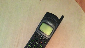 Pada saat dirilis tahun 1996 itu, Nokia 8110 adalah ponsel bergengsi untuk para pebisnis. Foto: Instagram
