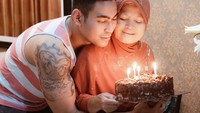 Bersama sang bunda, Robby terlihat mesra. Di hari ulang tahun Siti Hadijah Damanik yang ke 67 tahun, Robby pun terlihat sedang ingin meniup lilin bersama. Foto: Instagram @robbypurba