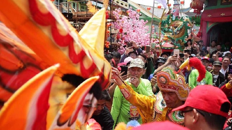 Ritual buka mata naga di Singkawang (Randy/detikTravel) Cover Ritual buka mata naga di Singkawang (Randy/detikTravel) Cover