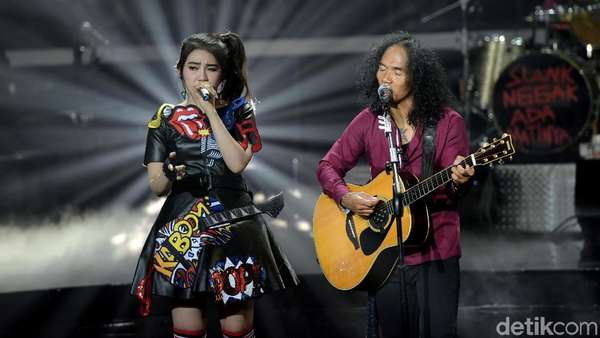 Aksi Lucu Via Vallen dan Slank Aksi Lucu Via Vallen dan Slank