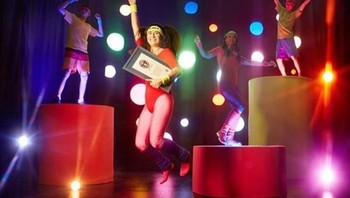 Sedangkan rekor bermain game terlama jatuh ke tangan Carrie Swidecki yang berhasil bermain Just Dance 2015 selama 138 jam 34 detik. Foto: Internet