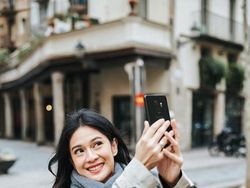 Kala Dian Sastro Berkencan dengan Galaxy S9+