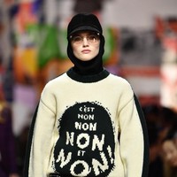 Dior mencuri atensi saat menampilkan 5 model berhijab di gelaran Paris Fashion Weel 2018. Semua modelnya itu kompak memakai scarf berwarna hitam dan topi baseball. Foto: Getty Images