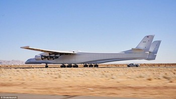 Pesawat ini baru saja menjalani uji coba berjalan di landasan di Mojave Air and Space Port di California, menjajal 6 mesinnya yang sangat kuat. Foto: Stratolaunch