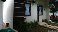 Hanya bagian luarnya saja yang bisa dilihat. Tembok rumah tersebut dicat berwarna krem. Sementara pintu dan kerangka jendela dicat cokelat. Ada 2 jendela terpasang di depan rumah, baik di sebelah kanan maupun kiri pintu.