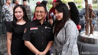 Ustaz Yusuf Mansur mengajak jemaahnya untuk ikut bersama-sama mengembangkan bank syariah yang berdiri sejak 1 November 1991 itu.