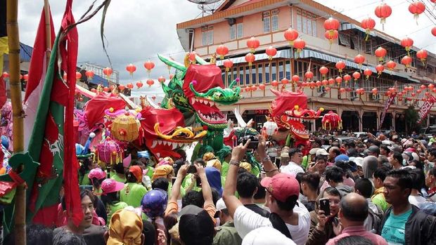 Replika 9 naga dengan mata tertutup tiba di vihara (Randy/detikTravel)