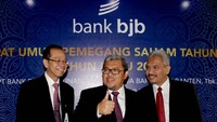 Aher mengapresiasi kinerja bank bjb di periode 2017. Bahkan progres 2017 menunjukkan prestasi signifikan pada sektor laba kotor yang mencapai Rp 2,05 triliun. Tidak hanya itu, aset bjb di 2017 pun tumbuh signifikan dibandingkan kinerja 2008 silam. Saat ini aset bjb berada di Rp108 trilyun atau jauh dari 2008 yang hanya 50-an triliun. Foto: dok. bjb