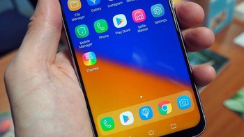 Tombol kapasitif di bagian bawah telah digantikan oleh virtual button. Terlihat pula kedua sudutnya dibuat melengkung. (foto: pocket-lint)