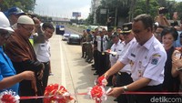 Anies menggunting pita sebagai tanda dibukanya jalur lintas bawah Kartini