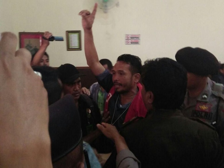 Terdakwa Ujaran Kebencian di Banyuwangi Divonis 4 Bulan Bui Terdakwa Ujaran Kebencian di Banyuwangi Divonis 4 Bulan Bui