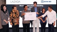 Turut hadir dalam acara tersebut Direktur Konsumer Bank BRI Handayani (kiri), Perwakilan UMKM Umi dan Direktur Utama LPP SMESCO Emilia Suhaimi. Foto: dok. BRI