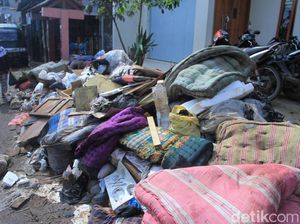 Tips Bersihkan Rumah Usai Banjir, Supaya Kasur dan Sofa Bisa Dipakai Lagi