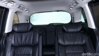Desain baru yang lebih lebar pada sandaran tangan (Driver Armrest) untuk pengemudi dan sandaran kepala (2 nd Row Seat Headrest) untuk penumpang baris kedua semakin menambah kenyamanan di dalam kabin.