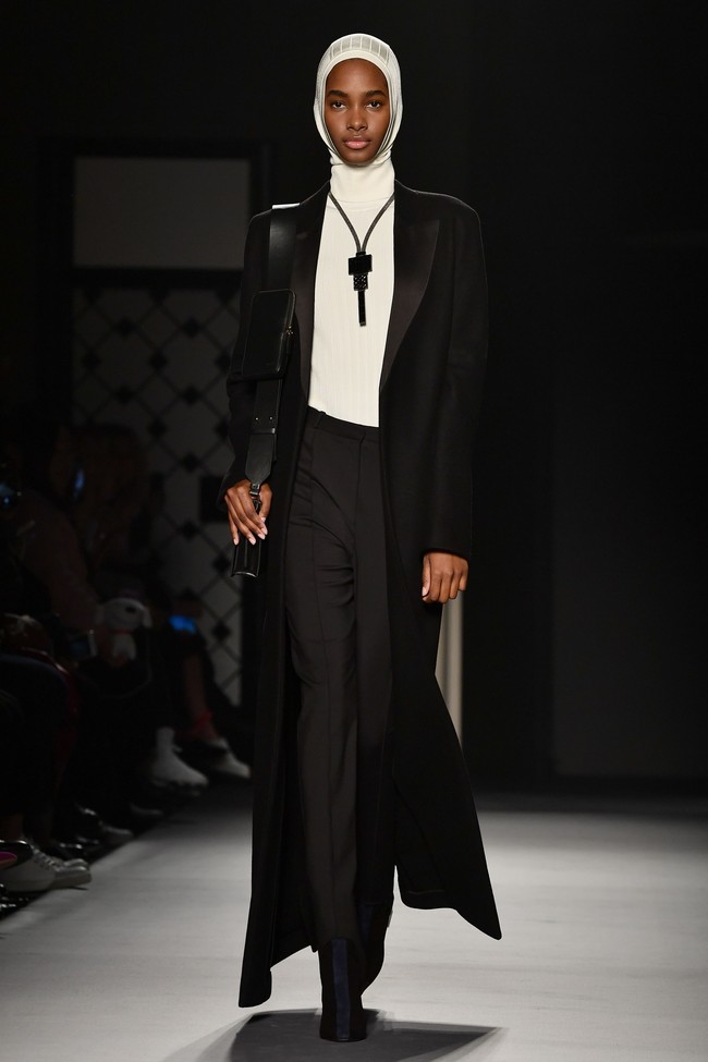 Bentuk hijab Lanvin itu pun tak kalah mengejutkan. Bukan scarf ataupun pashmina, bentuknya menyerupai ciput ninja di Indonesia. Sepertinya Lanvin memberikan perhatian lebih untuk desain penutup kepala itu. Foto: Getty Images