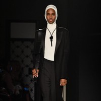 Bentuk hijab Lanvin itu pun tak kalah mengejutkan. Bukan scarf ataupun pashmina, bentuknya menyerupai ciput ninja di Indonesia. Sepertinya Lanvin memberikan perhatian lebih untuk desain penutup kepala itu. Foto: Getty Images
