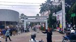 Kerumunan Warga Tunggu Hujan Duit di Kuningan