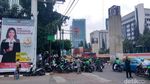 Kerumunan Warga Tunggu Hujan Duit di Kuningan
