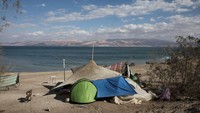 Di wilayah sekitar danau ada juga pendatang yang berkemah dengan waktu lama, dengan alasan ingin mengobati diri dan jiwanya. (Ronen Zvulun/Reuters)
