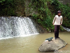 Rahmat Bikin Rock Balancing Disela Memungut Sampah di Sungai