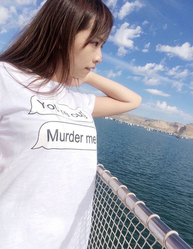 Wanita ini terlihat bangga dengan kaus yang dikenakannya. Mungkin dia tidak mengerti jika salah satu kalimat di kausnya berarti Bunuh aku. Foto: Istimewa