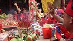 Foto: Atraksi Tatung Cuci Jalan di Singkawang