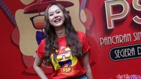 Ia tampil kasual dengan kaos merah dan jeans. Pool/Palevi S/detikFoto.