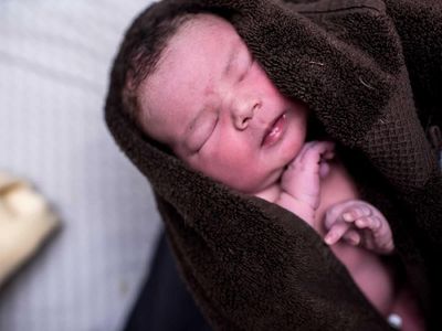 Momen Lahirnya Bayi 5,5 Kg Lewat Persalinan Normal di Rumah