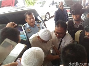 Abu Bakar Baasyir Tiba di RSCM