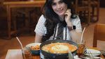 Gemar Makan Petai dan Makanan Jepang, Ini Momen Angela Lee Bersama Makanan