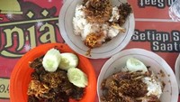 Mampir ke Madura, Anda bisa mencicip Bebek Goreng Sinjay. Potongan daging bebek yang digoreng renyah dipadu bersama dengan taburan rempah dan sambal mangga yang pedas. Mantap! Foto: Istimewa
