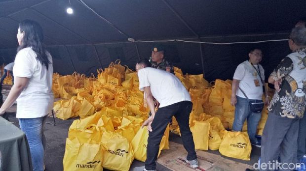 7,500 paket sembako yang disediakan untuk warga