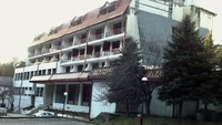 Vilina Vlas itu hotel spa yang terkenal dengan pemandian air panas alaminya. Hotel ini punya 134 kamar, 2 restoran dan kolam renang indoor. Harga menginapnya USD 34,29 (Rp 470.000) per kamar. (Kym Vercoe)