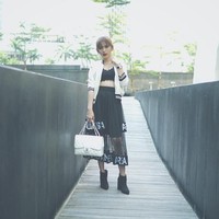 Tampil seksi dengan atasan crop top dan rok transparan, Angela Lee bergaya membawa Chanel Flap Bag Jumbo seharga US$ 5.900. Foto: Instagram