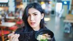 Gemar Makan Petai dan Makanan Jepang, Ini Momen Angela Lee Bersama Makanan